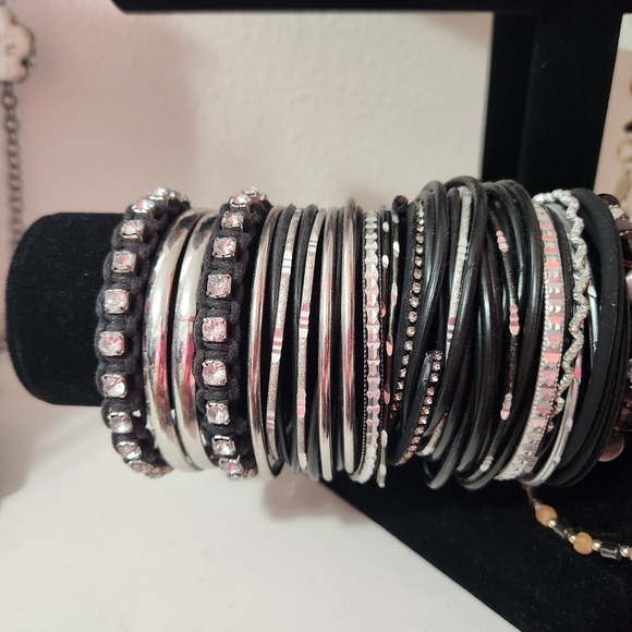 Lot of bangle bracelets and gummy rubber bracelets - Picture 1 of 2